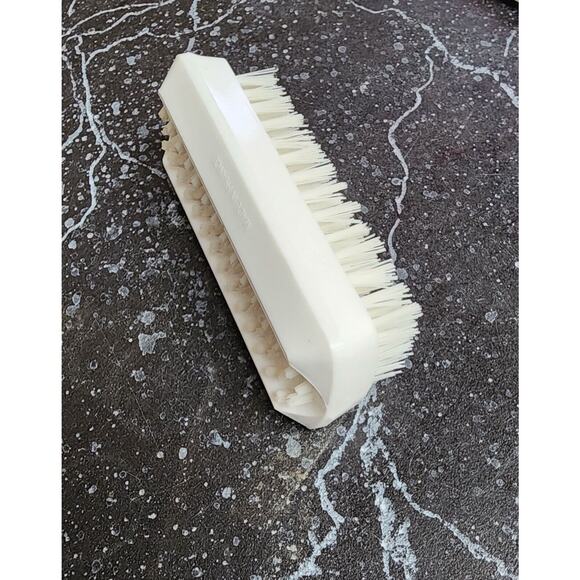 Amera hand and nail brush cleans nails. Suitable for home  and professional use - Picture 4 of 4